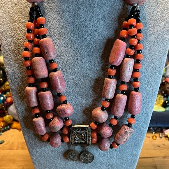 Elegant pink  and Black Beaded Necklace - Picture 4 of 6